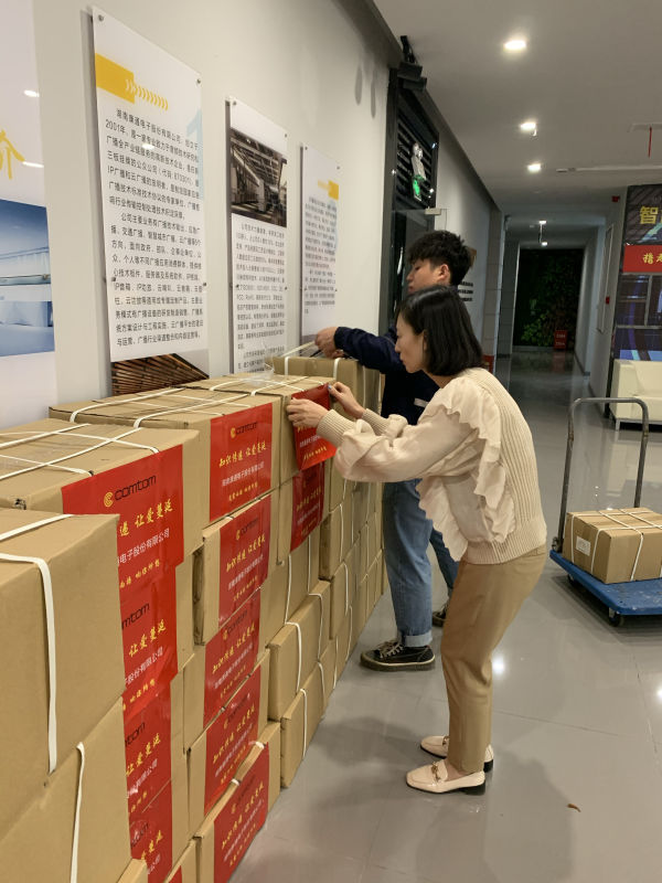 隆平高科技园一企业向5所农村小学捐赠爱心图书