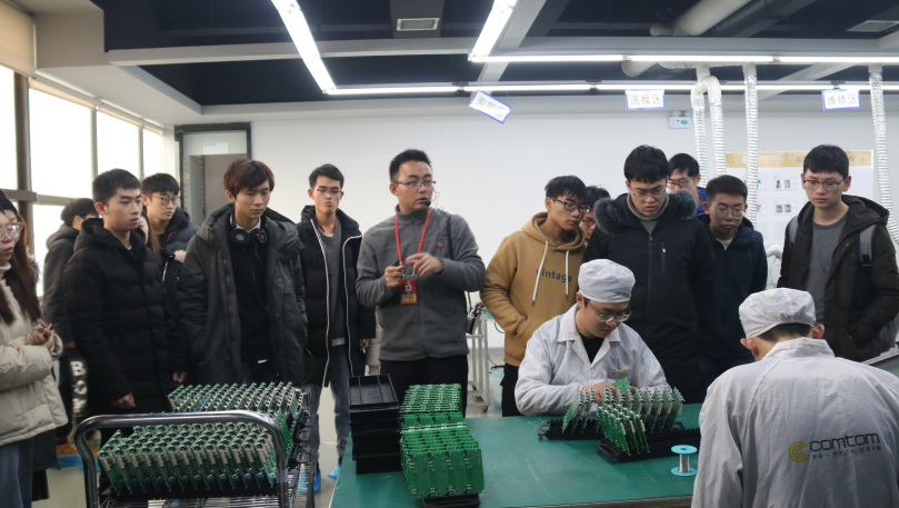 中南大学的同学们参观康通电子贴片车间